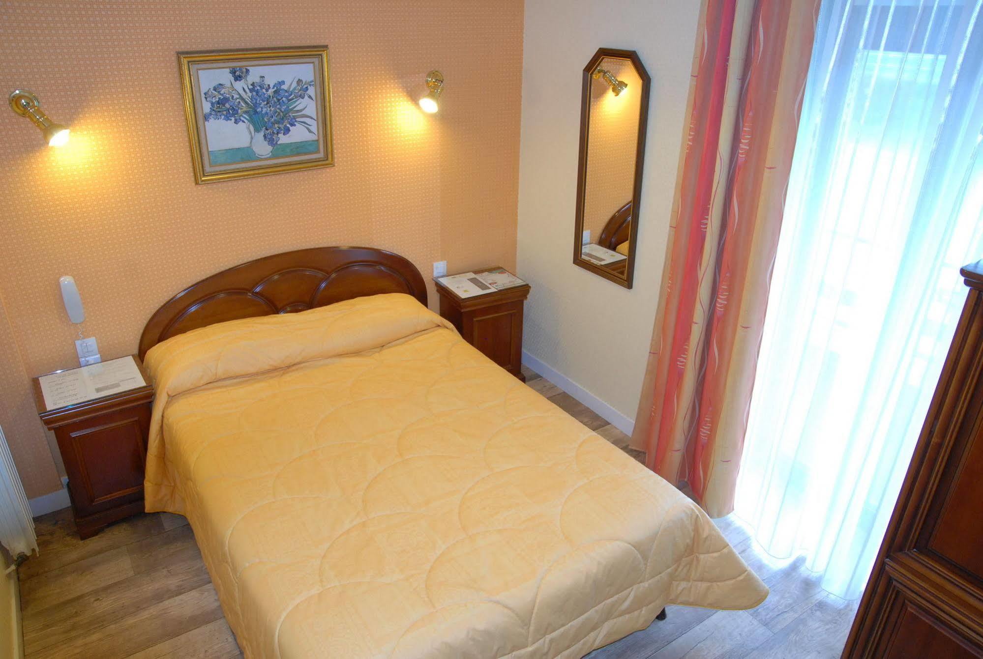 Hotel Restaurant Les 13 Assiettes Le Val-Saint-Pere Экстерьер фото