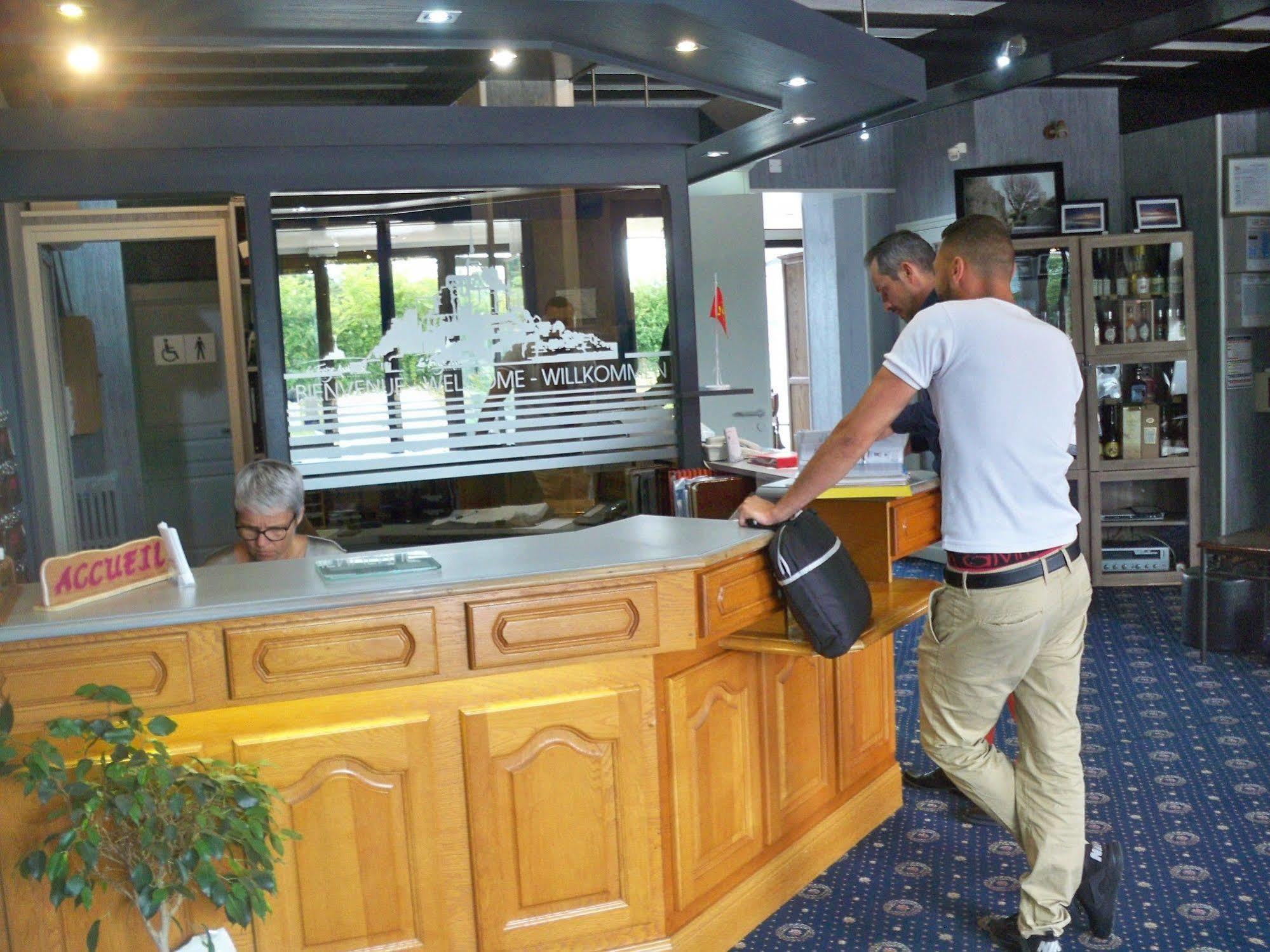 Hotel Restaurant Les 13 Assiettes Le Val-Saint-Pere Экстерьер фото